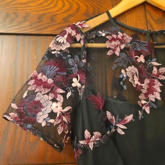White House Black Market Floral Overlay Dress Size 2 - Picture 4 of 9